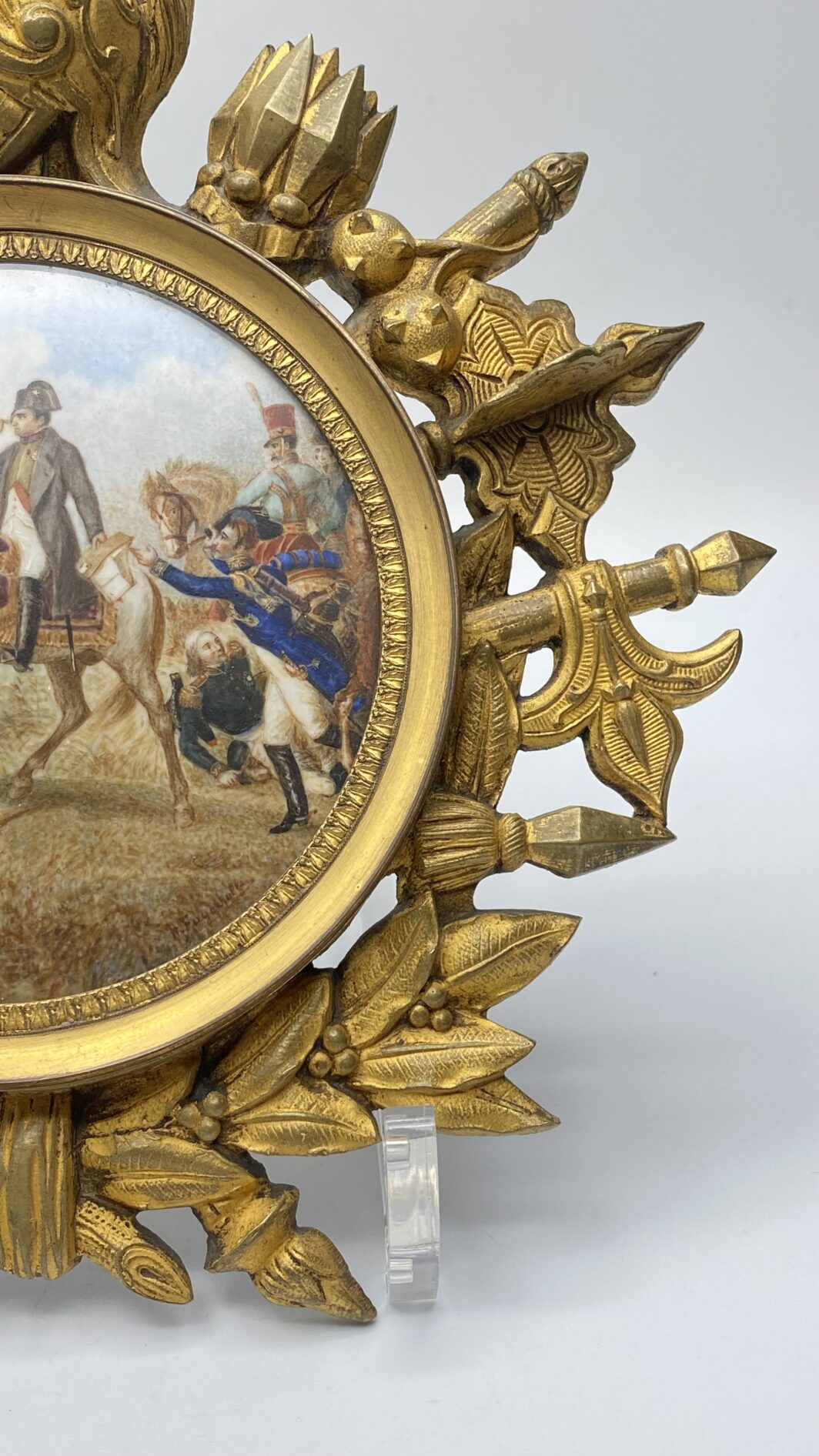 O. VERNET D’APRÉS MINIATURA DIPINTA SU AVORIO, DI NAPOLEONE BONAPARTE DURANTE LA BATTAGLIA DI WAGRAM, CON PREGIATA CORNICE IN BRONZO DORATO COEVA. FRANCIA, PRIMA METÀ DEL XIX sec. - immagine 3