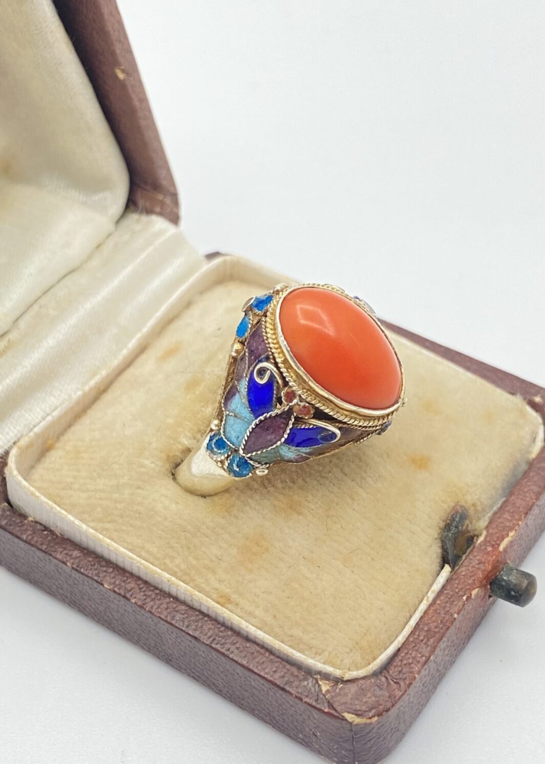 RAFFINATO ANELLO ANTICO CINESE IN ARGENTO CON SMALTI CLOISONNÉ E CORALLO ROSSO, PRIMI ’900.