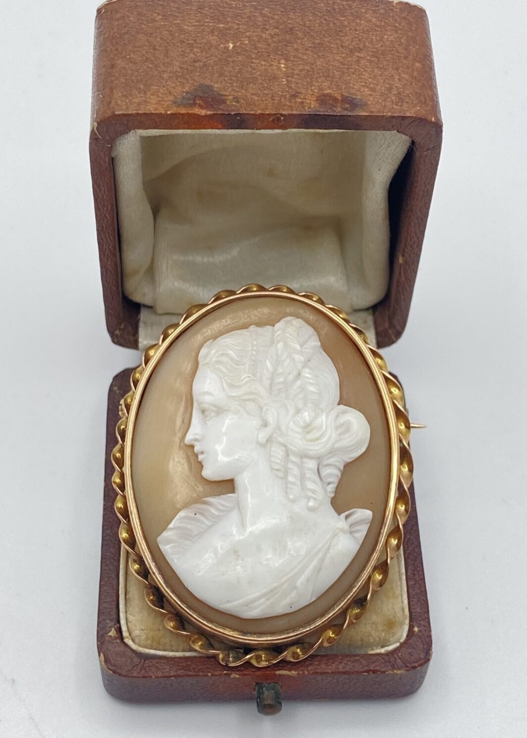 STRAORDINARIA SPILLA DI EPOCA GEORGIANA, CON CAMEO IN ORO 9KT. FINE XVIII sec.