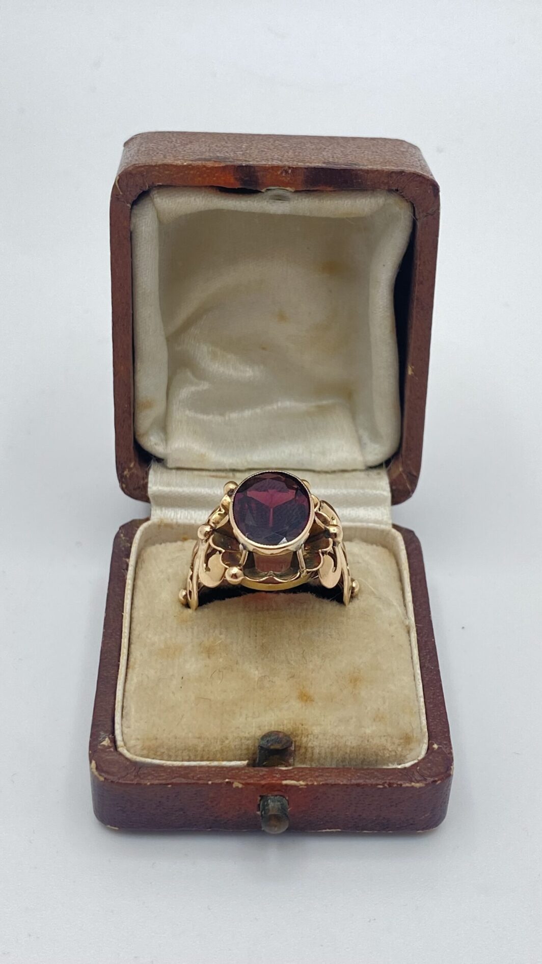ANELLO VITTORIANO FINE ‘800 IN ORO 14K CON GRANATO OVALE. - immagine 2