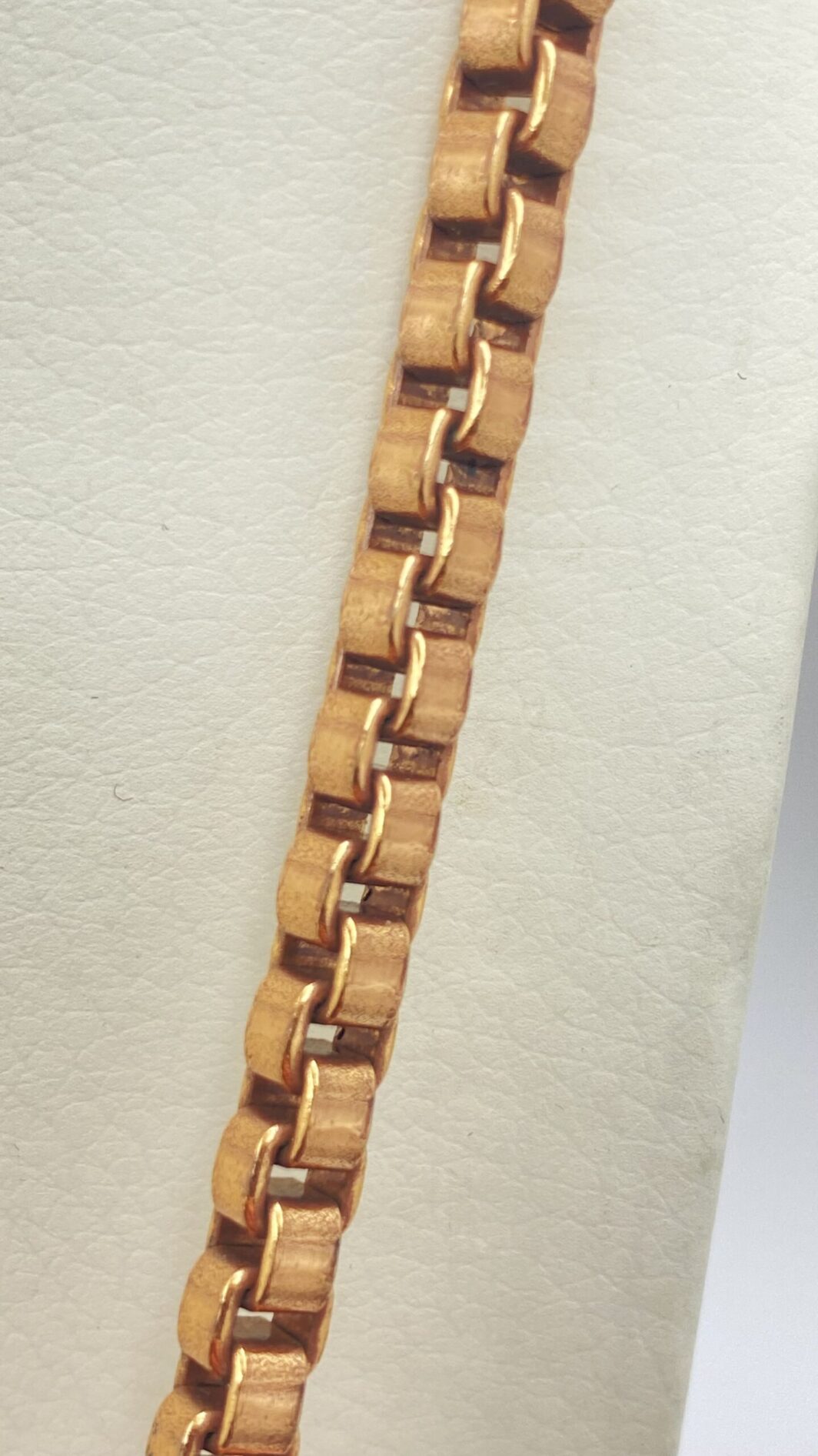 IMPORTANTE E LUNGA COLLANA LIBERTY IN METALLO DORATO ROSATO, CON CATENA VENEZIANA INTERVALLATA DA OVALI. - immagine 4