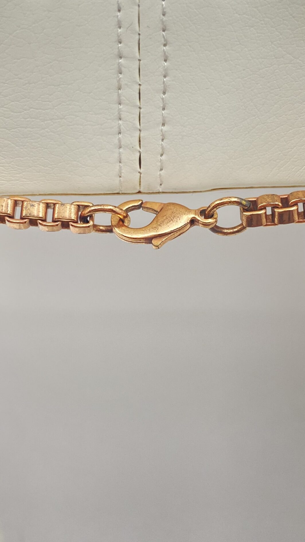 IMPORTANTE E LUNGA COLLANA LIBERTY IN METALLO DORATO ROSATO, CON CATENA VENEZIANA INTERVALLATA DA OVALI. - immagine 8