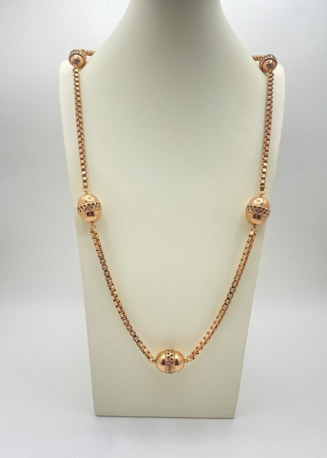 IMPORTANTE E LUNGA COLLANA LIBERTY IN METALLO DORATO ROSATO, CON CATENA VENEZIANA INTERVALLATA DA OVALI.