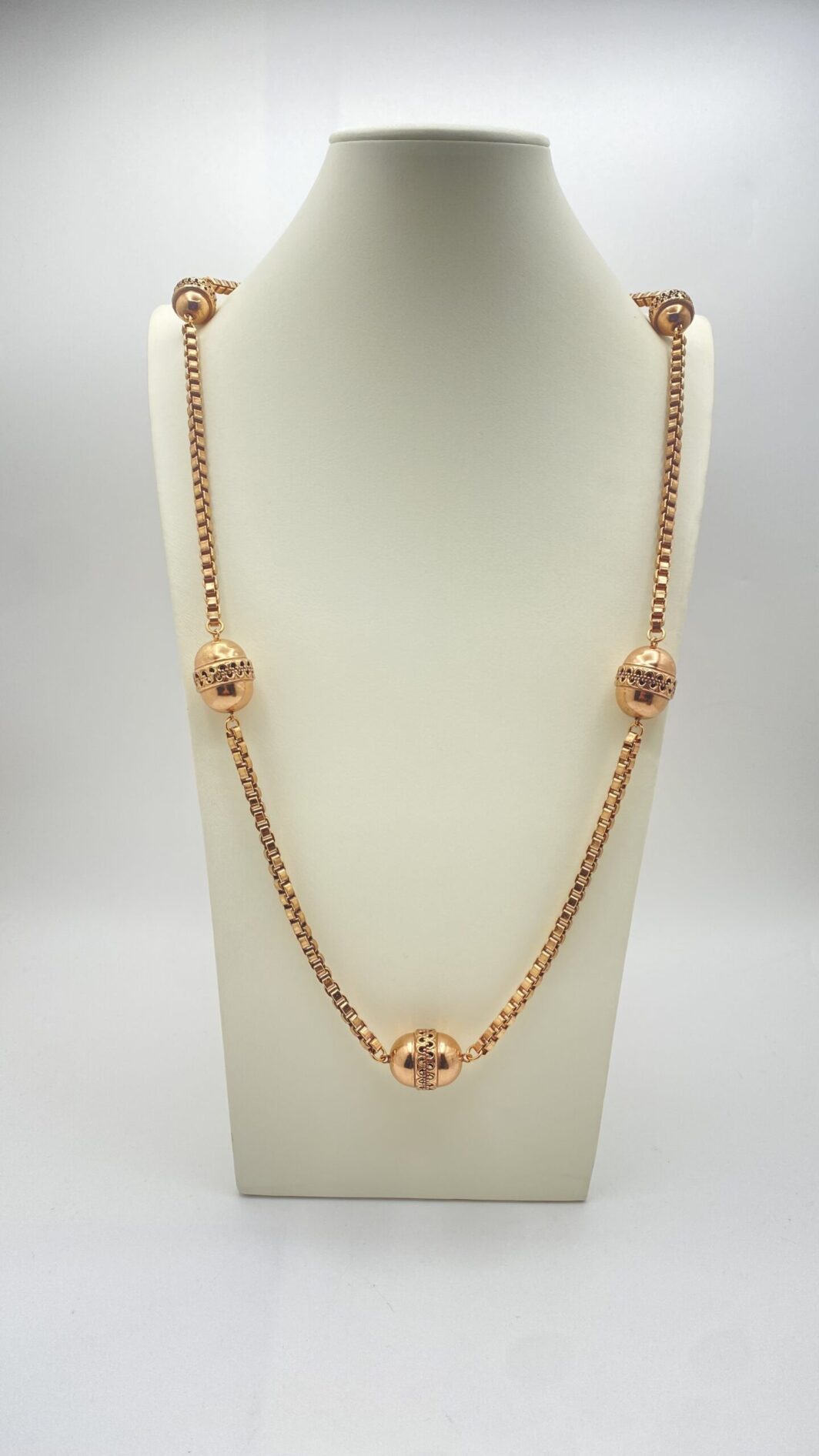 IMPORTANTE E LUNGA COLLANA LIBERTY IN METALLO DORATO ROSATO, CON CATENA VENEZIANA INTERVALLATA DA OVALI.