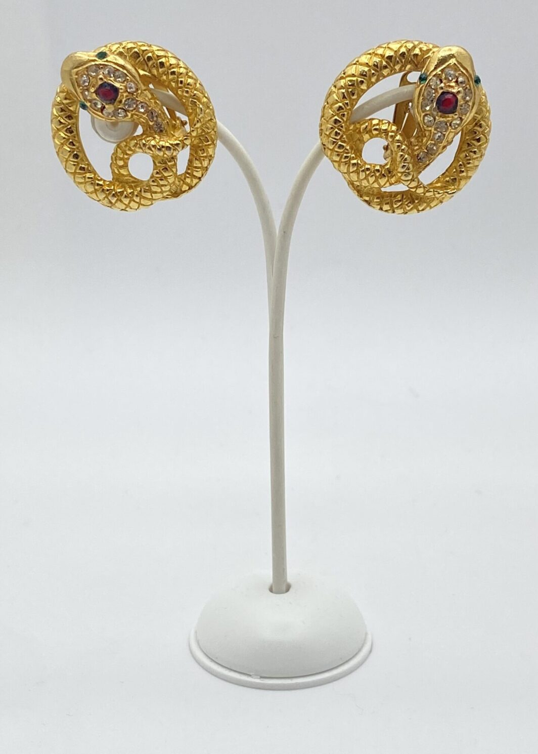 ORECCHINI VINTAGE CON SERPENTI IN METALLO GOLDTONE E CRISTALLI POLICROMI. BIGIOTTERIA ANNI ‘80.