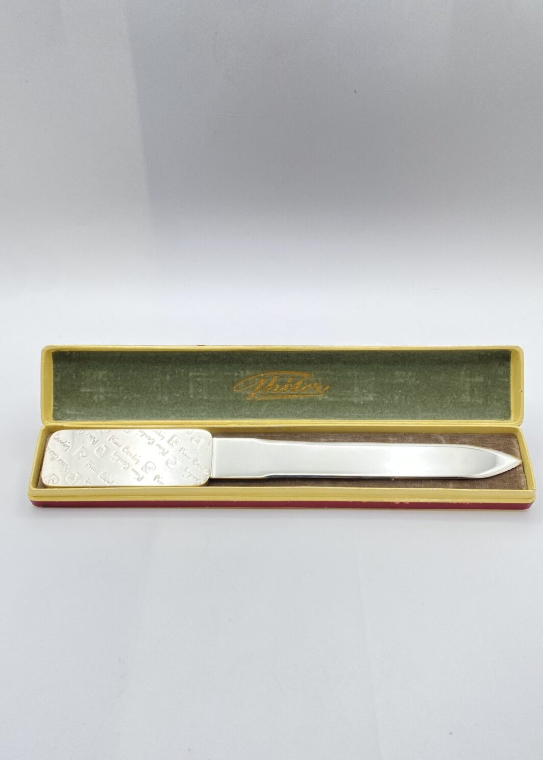 ORIGINALE TAGLIACARTE VINTAGE FIRMATO “PIERRE CARDIN” IN OTTONE ARGENTATO.