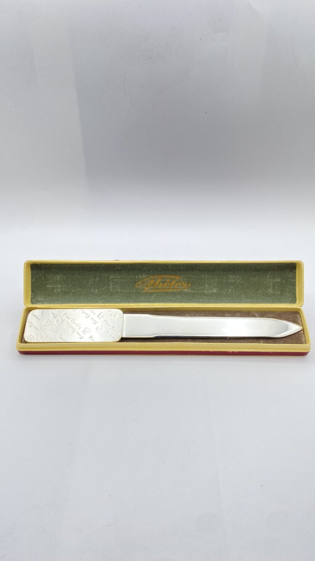 ORIGINALE TAGLIACARTE VINTAGE FIRMATO “PIERRE CARDIN” IN OTTONE ARGENTATO.