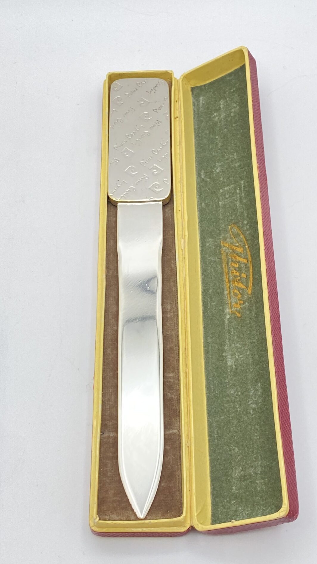 ORIGINALE TAGLIACARTE VINTAGE FIRMATO “PIERRE CARDIN” IN OTTONE ARGENTATO. - immagine 7