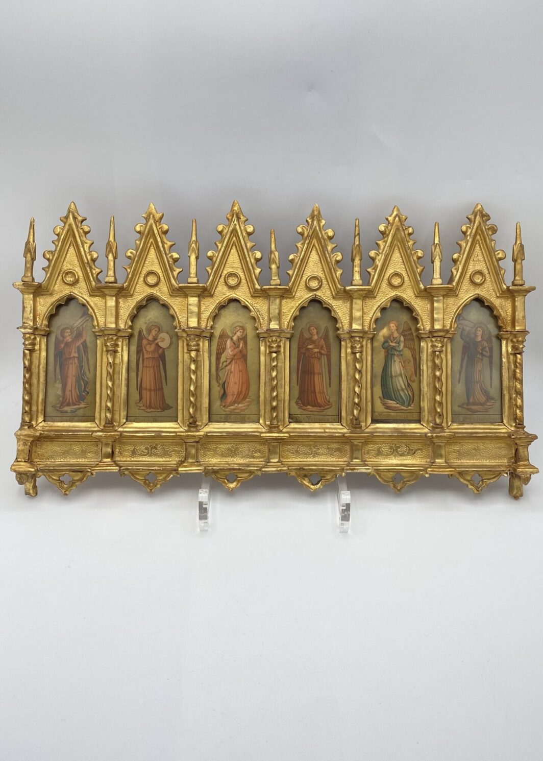 POLITTICO DI METÀ DEL XIX SECOLO, DECORATO IN ORO ZECCHINO, CON INCISIONI COEVE DEGLI ARCANGELI.