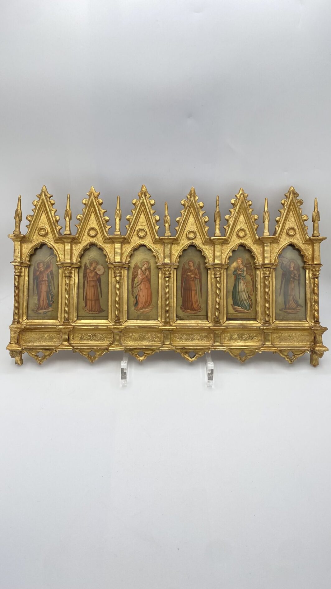 POLITTICO DI METÀ DEL XIX SECOLO, DECORATO IN ORO ZECCHINO, CON INCISIONI COEVE DEGLI ARCANGELI.
