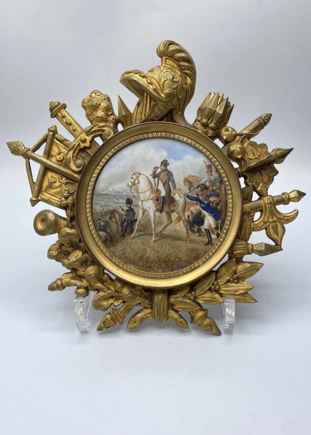 O. VERNET D’APRÉS MINIATURA DIPINTA SU AVORIO, DI NAPOLEONE BONAPARTE DURANTE LA BATTAGLIA DI WAGRAM, CON PREGIATA CORNICE IN BRONZO DORATO COEVA. FRANCIA, PRIMA METÀ DEL XIX sec.