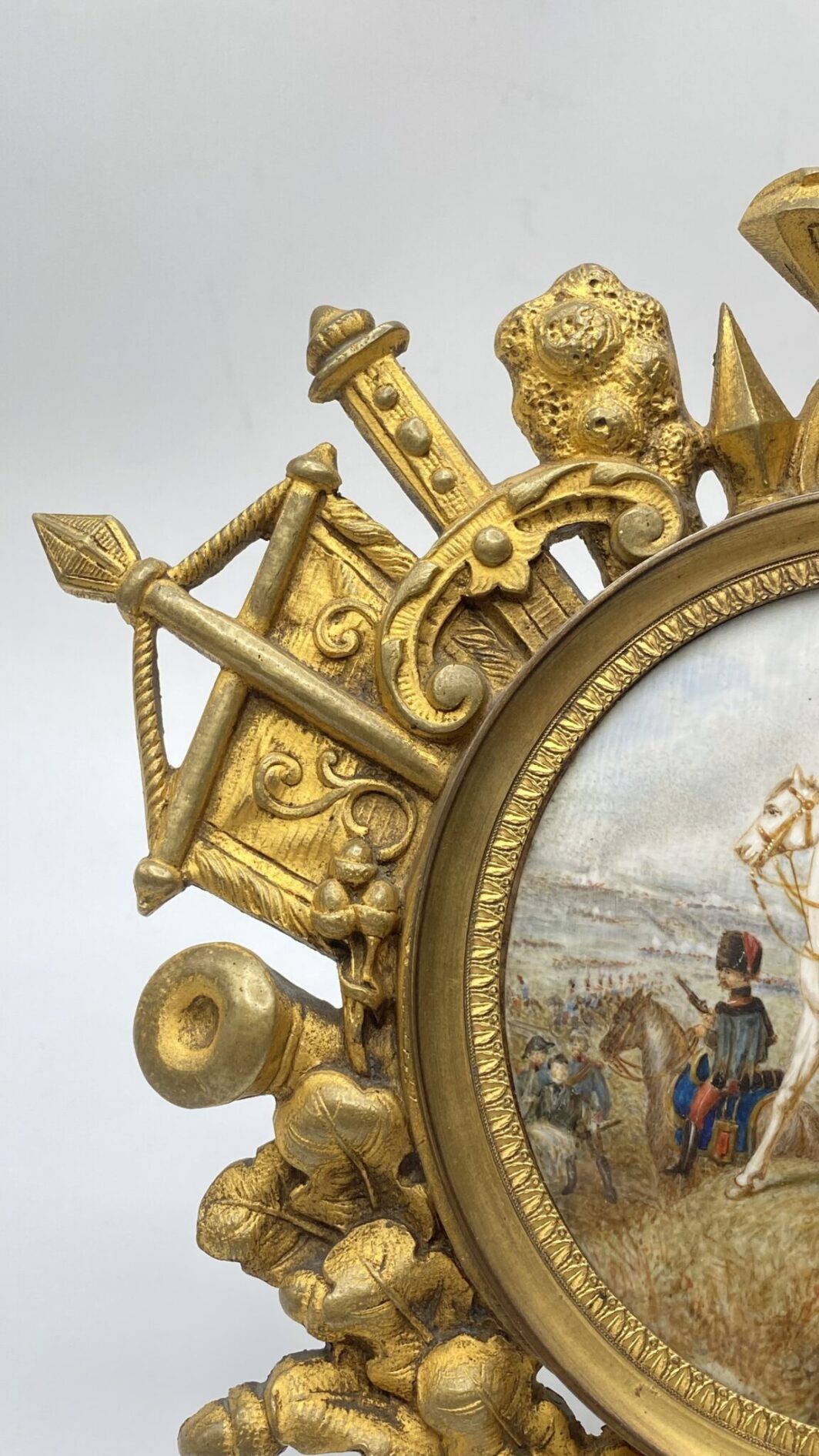 O. VERNET D’APRÉS MINIATURA DIPINTA SU AVORIO, DI NAPOLEONE BONAPARTE DURANTE LA BATTAGLIA DI WAGRAM, CON PREGIATA CORNICE IN BRONZO DORATO COEVA. FRANCIA, PRIMA METÀ DEL XIX sec. - immagine 6