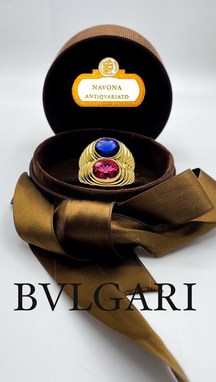 BULGARI PRESTIGE: L’ANELLO ICONICO DEGLI ANNI ‘80, IN ORO 18 CT CON IOLITE E TORMALINA ROSA, RARO E STRAORDINARIO