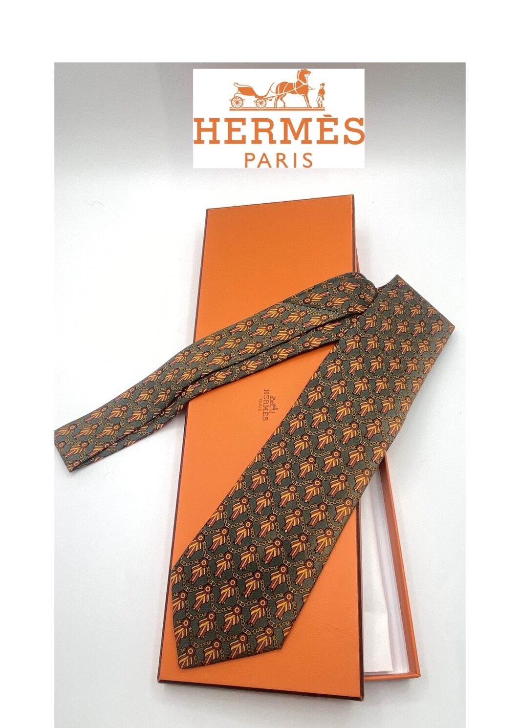 HERMÈS. CRAVATTA VINTAGE IN TWILL DI SETA PURA 100%. L’ELEGANZA EQUESTRE. CON SCATOLA ORIGINALE.