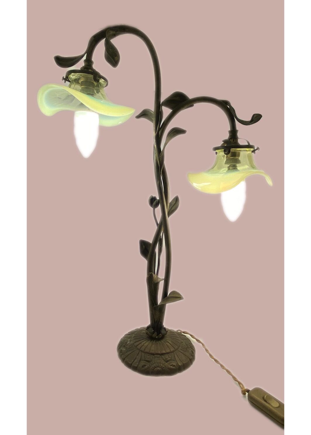RAFFINATA LAMPADA LIBERTY IN BRONZO CON OPALINE IN VETRO MERCURIZZATO. EPOCA FINE XIX, INIZI XX sec.