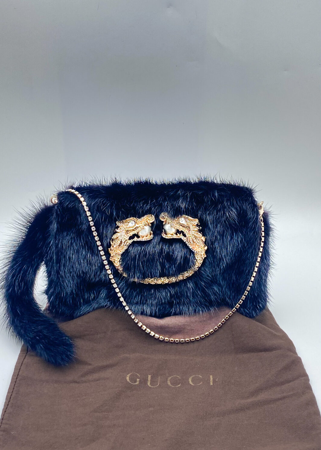 GUCCI VINTAGE F&F 2004 RUNWAY PELLICCIA DI VISONE, CON CHIUSURA GIOIELLO CON DRAGHI, CRISTALLI, PERLE NERO CLUTCH.