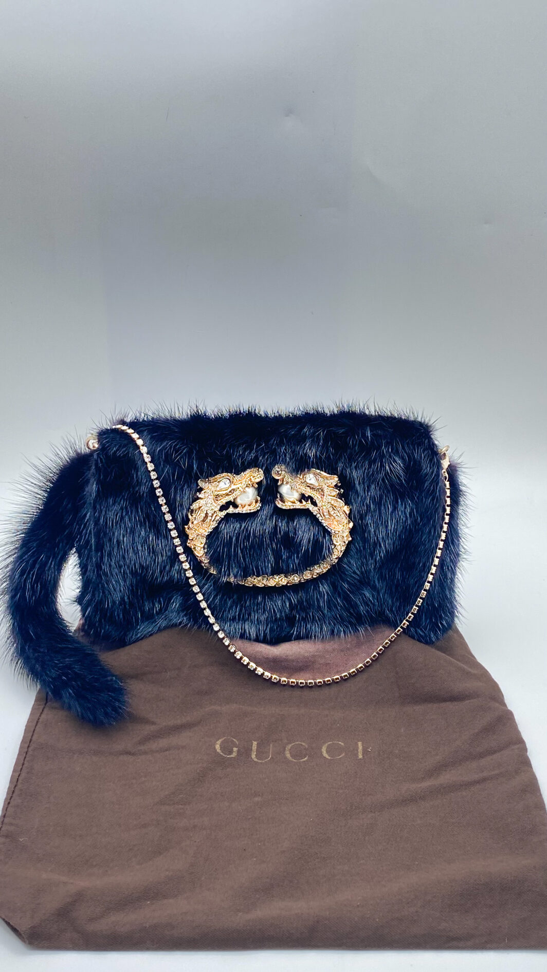 GUCCI VINTAGE F&F 2004 RUNWAY PELLICCIA DI VISONE, CON CHIUSURA GIOIELLO CON DRAGHI, CRISTALLI, PERLE NERO CLUTCH.