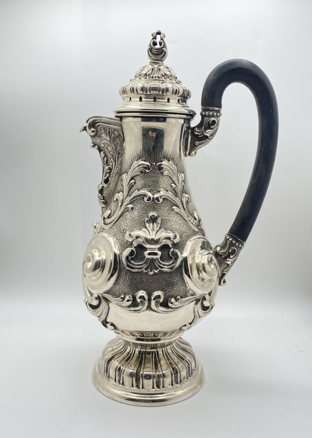 MAGNIFICA CAFFETTIERA MILANO ANNI ’50 IN ARGENTO LAVORATO A MANO, CESELLATO E SBALZATO