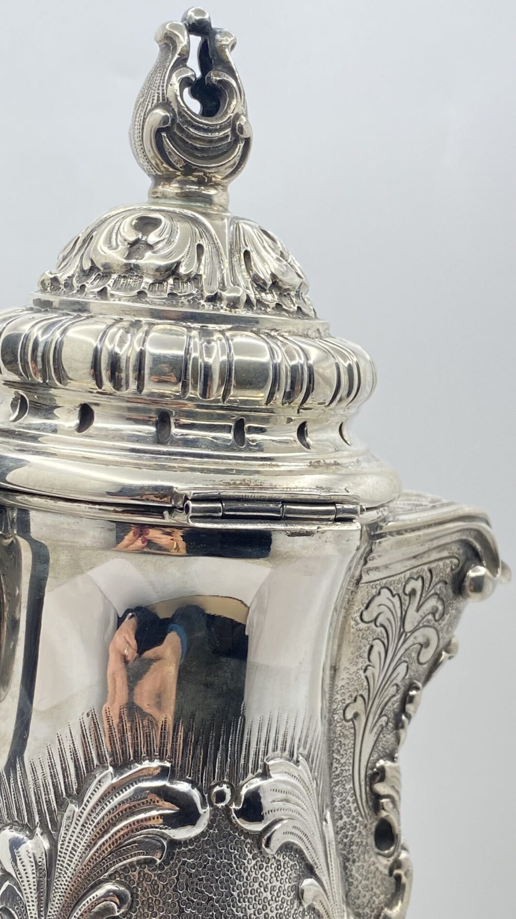 MAGNIFICA CAFFETTIERA MILANO ANNI ’50 IN ARGENTO LAVORATO A MANO, CESELLATO E SBALZATO - immagine 17
