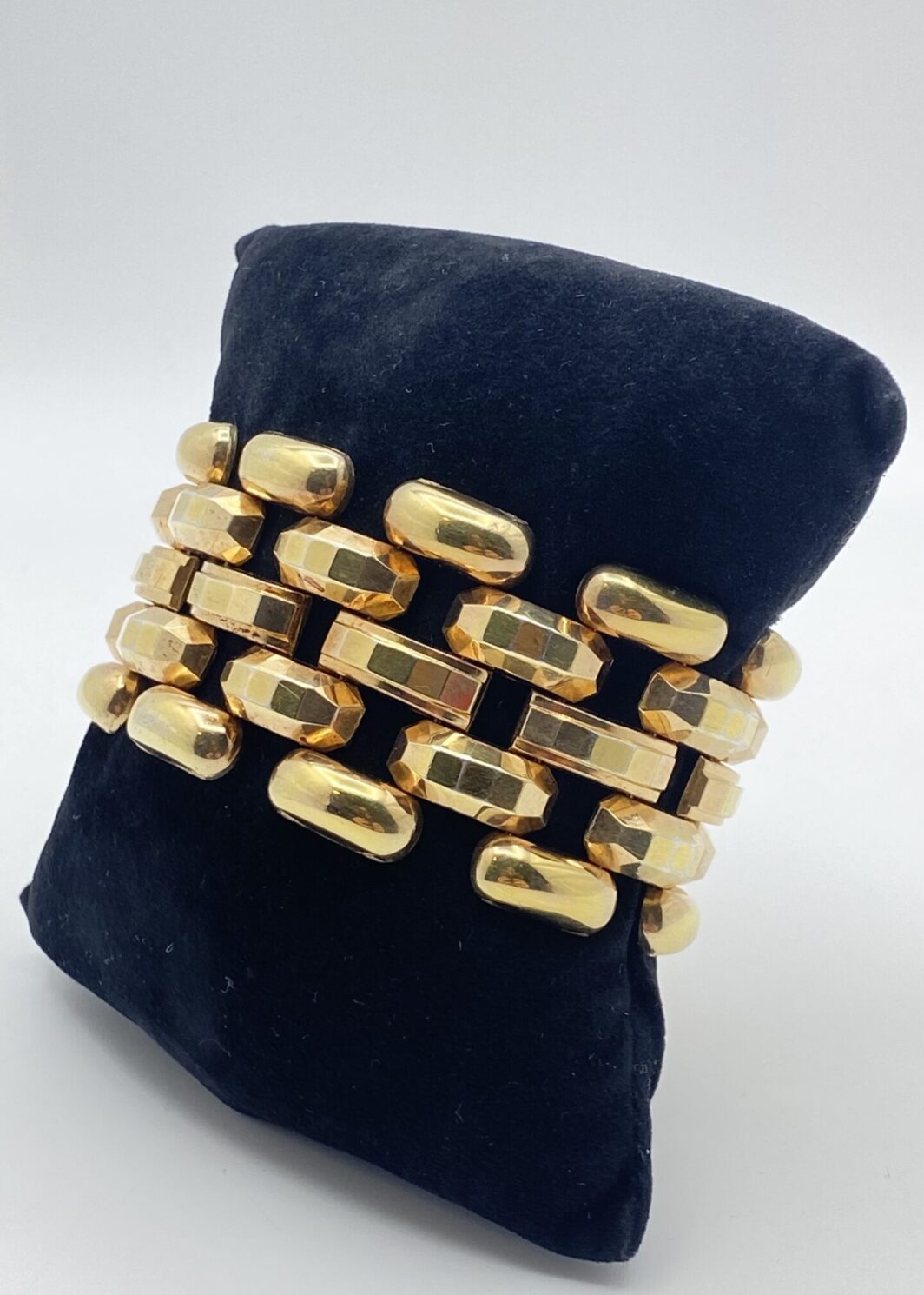 BRACCIALE ART DECO A CARRO ARMATO, IN ARGENTO TITOLO 800 CON DORATURA A VERMEIL. ITALIA, ANNI ‘30.