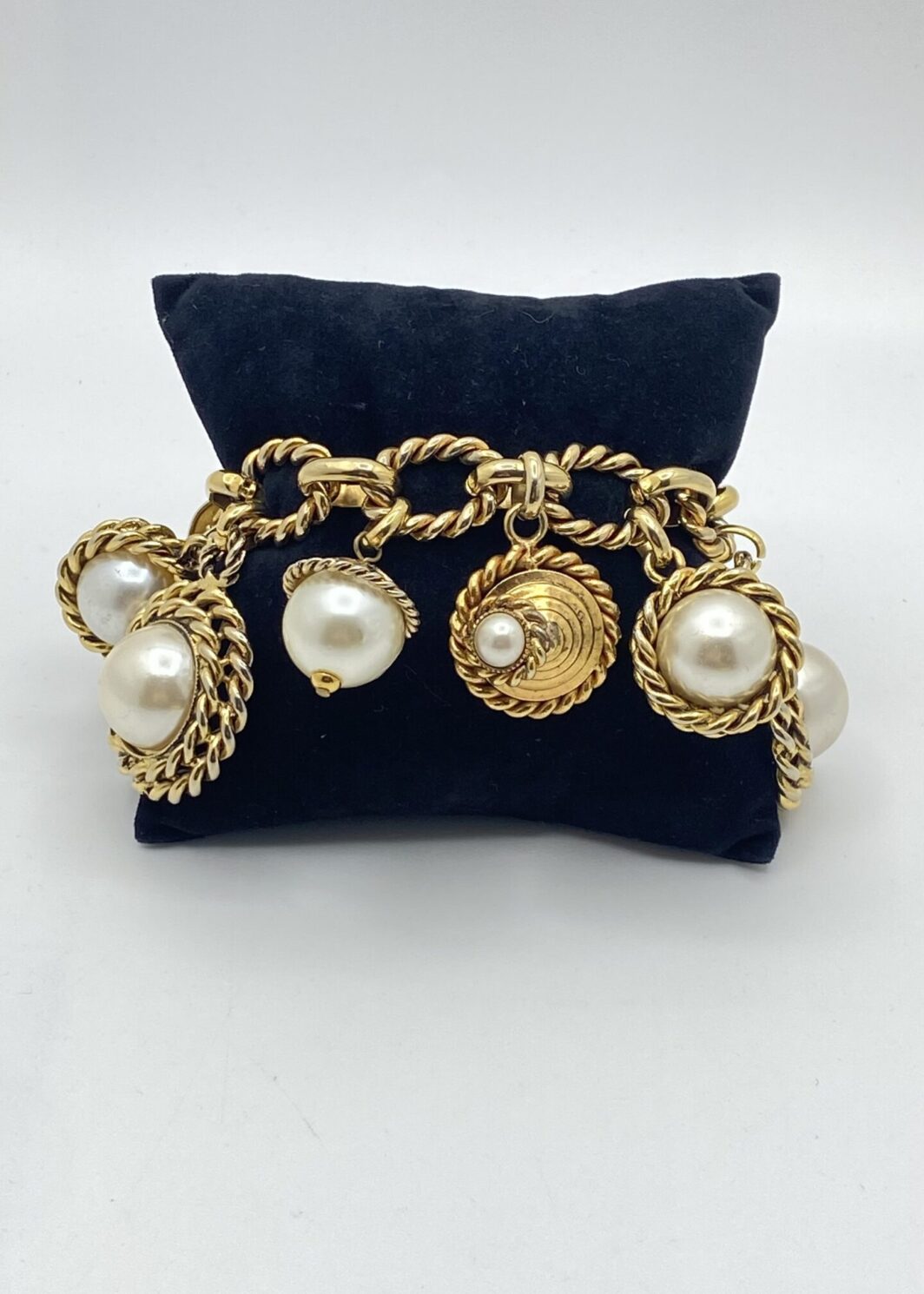 “MALIPARMI”. BRACCIALE IN METALLO GOLDTONE CON GRANDI CHARMS DI PERLE DI BIGIOTTERIA E PASTE COLORATE. VINTAGE ANNI ‘80.