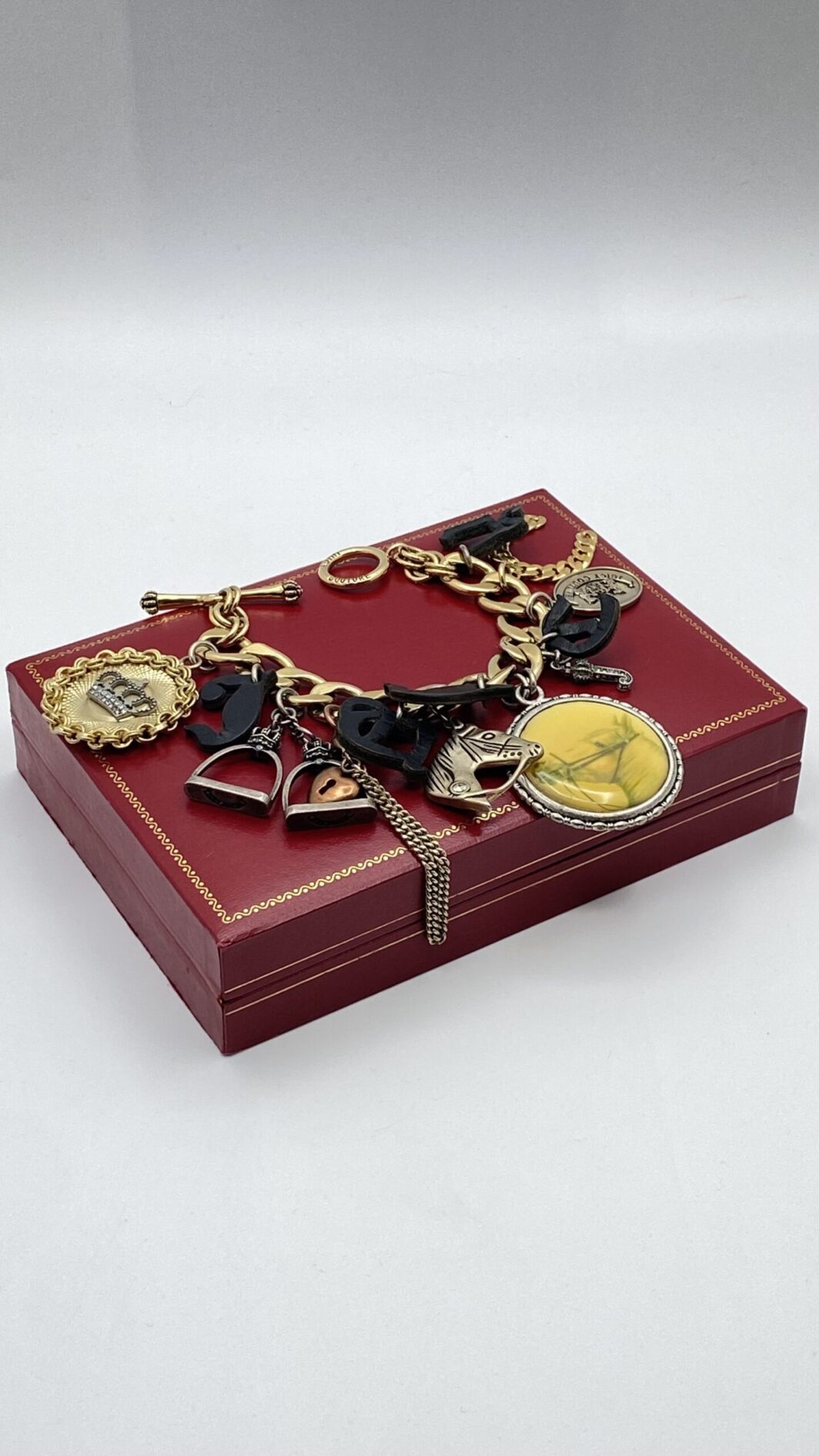 BIGIOTTERIA “JUICY COUTURE” VINTAGE. BRACCIALE CHARMS EQUESTRE. ELEGANZA GRINTOSA. - immagine 5