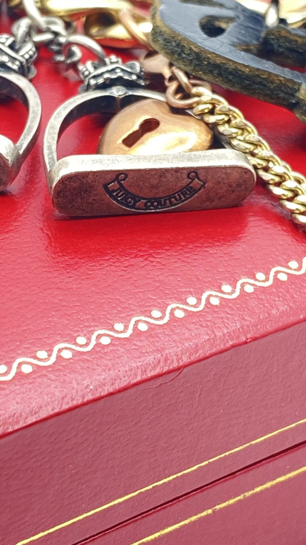 BIGIOTTERIA “JUICY COUTURE” VINTAGE. BRACCIALE CHARMS EQUESTRE. ELEGANZA GRINTOSA. - immagine 6