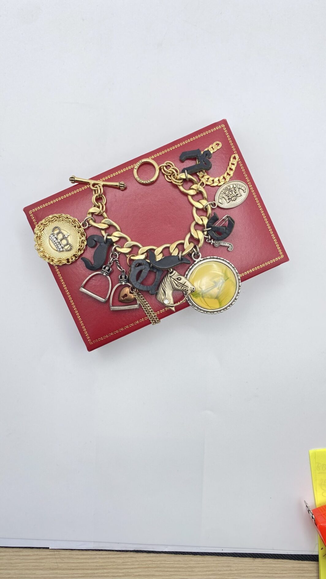 BIGIOTTERIA “JUICY COUTURE” VINTAGE. BRACCIALE CHARMS EQUESTRE. ELEGANZA GRINTOSA. - immagine 7