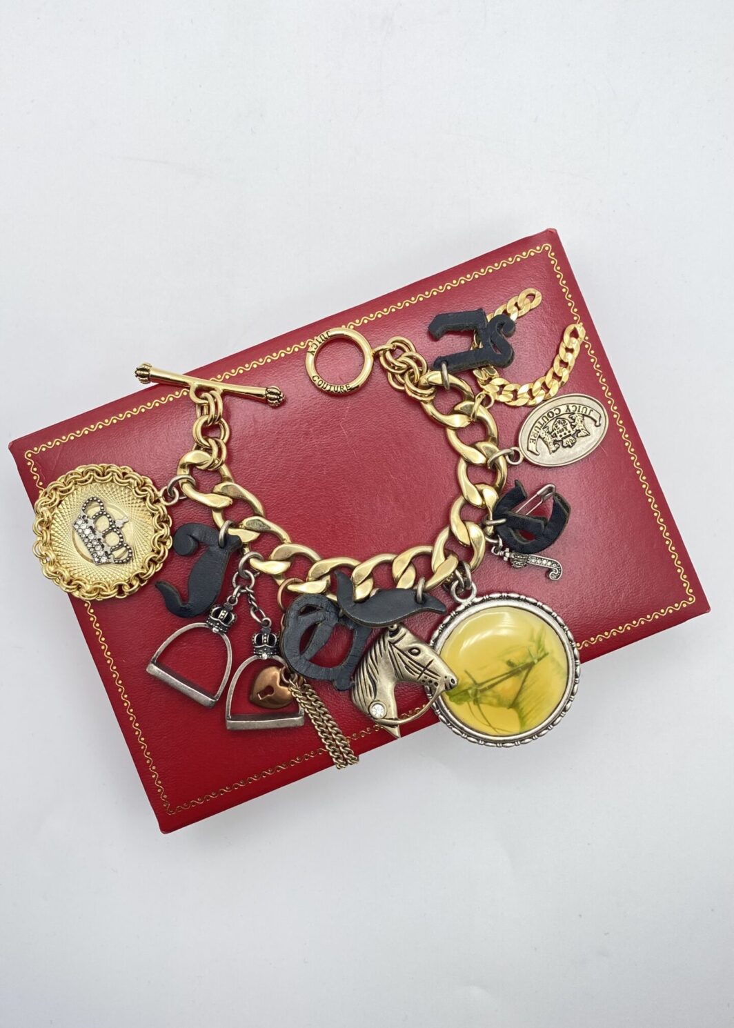 BIGIOTTERIA “JUICY COUTURE” VINTAGE. BRACCIALE CHARMS EQUESTRE. ELEGANZA GRINTOSA.