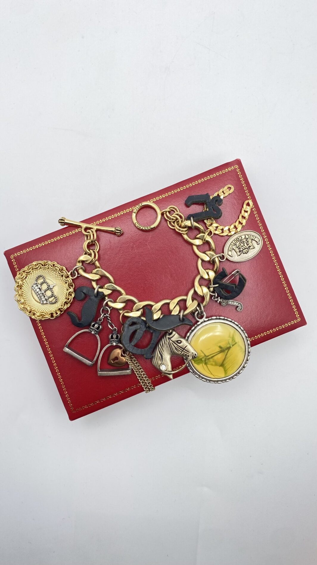 BIGIOTTERIA “JUICY COUTURE” VINTAGE. BRACCIALE CHARMS EQUESTRE. ELEGANZA GRINTOSA.