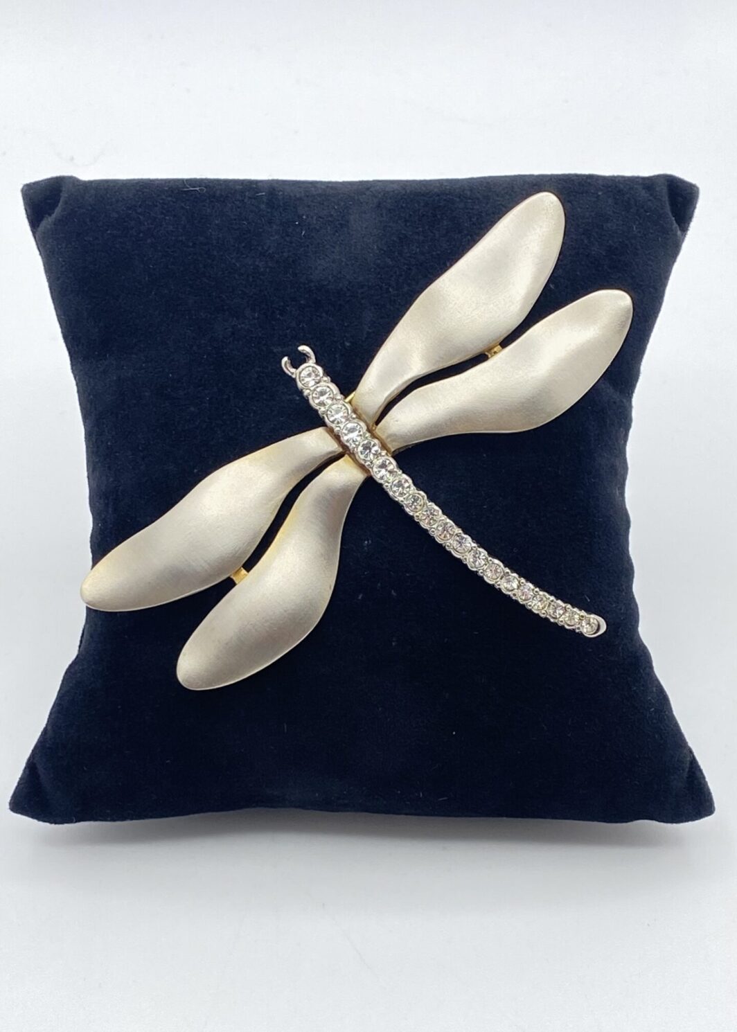 SPLENDIDA SPILLA VINTAGE A LIBELLULA FIRMATA KENNETH JAY LANE, CON ALI DORATE E CORPO IN CRISTALLI DIAMOND-LIKE. USA.