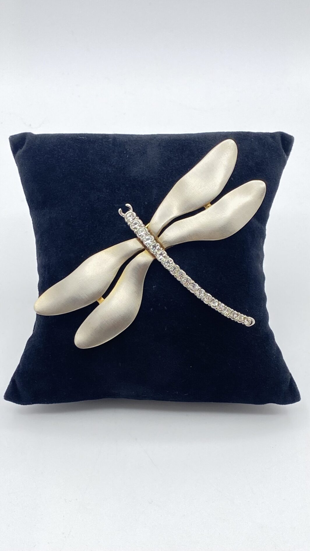 SPLENDIDA SPILLA VINTAGE A LIBELLULA FIRMATA KENNETH JAY LANE, CON ALI DORATE E CORPO IN CRISTALLI DIAMOND-LIKE. USA.