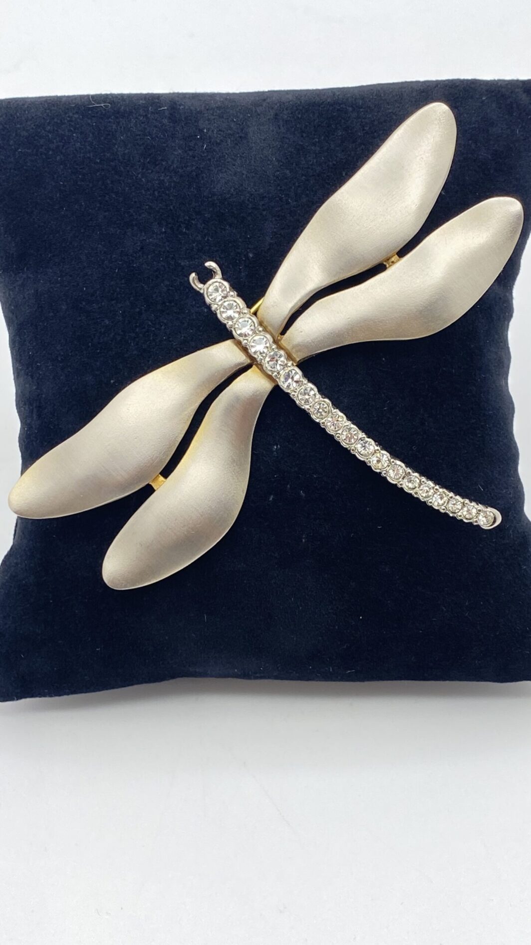 SPLENDIDA SPILLA VINTAGE A LIBELLULA FIRMATA KENNETH JAY LANE, CON ALI DORATE E CORPO IN CRISTALLI DIAMOND-LIKE. USA. - immagine 6