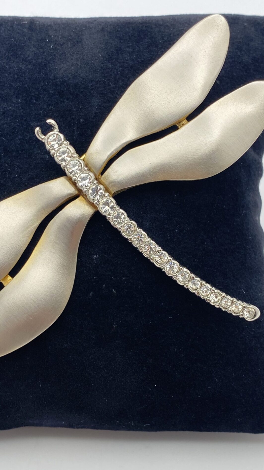 SPLENDIDA SPILLA VINTAGE A LIBELLULA FIRMATA KENNETH JAY LANE, CON ALI DORATE E CORPO IN CRISTALLI DIAMOND-LIKE. USA. - immagine 5