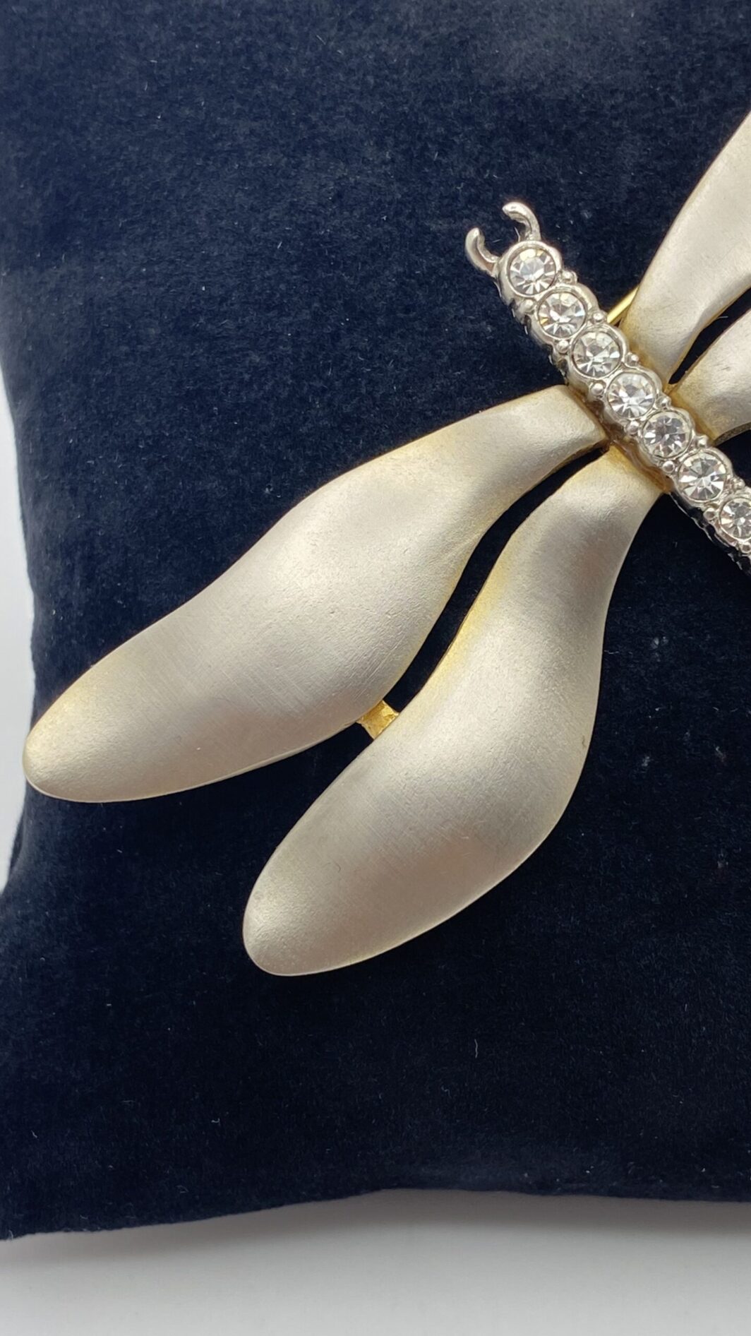 SPLENDIDA SPILLA VINTAGE A LIBELLULA FIRMATA KENNETH JAY LANE, CON ALI DORATE E CORPO IN CRISTALLI DIAMOND-LIKE. USA. - immagine 4