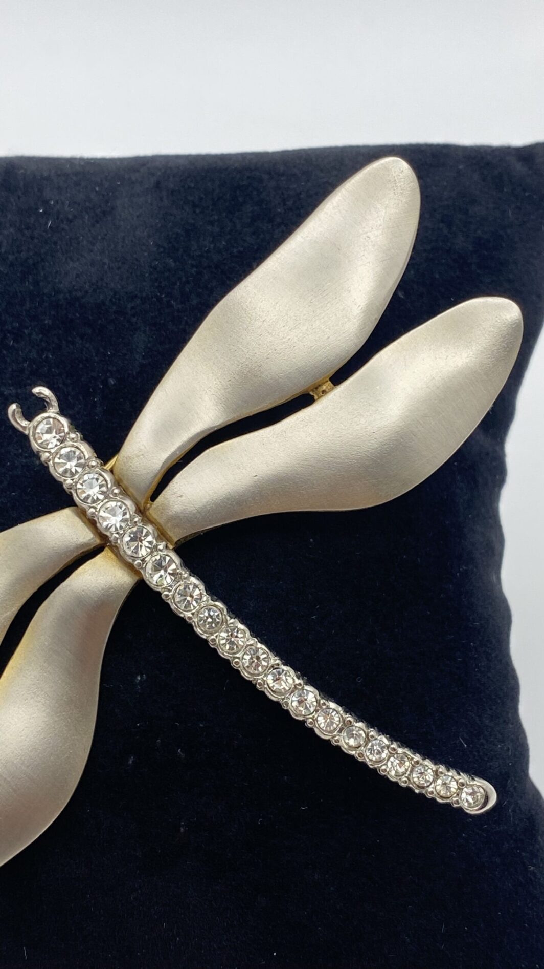 SPLENDIDA SPILLA VINTAGE A LIBELLULA FIRMATA KENNETH JAY LANE, CON ALI DORATE E CORPO IN CRISTALLI DIAMOND-LIKE. USA. - immagine 3
