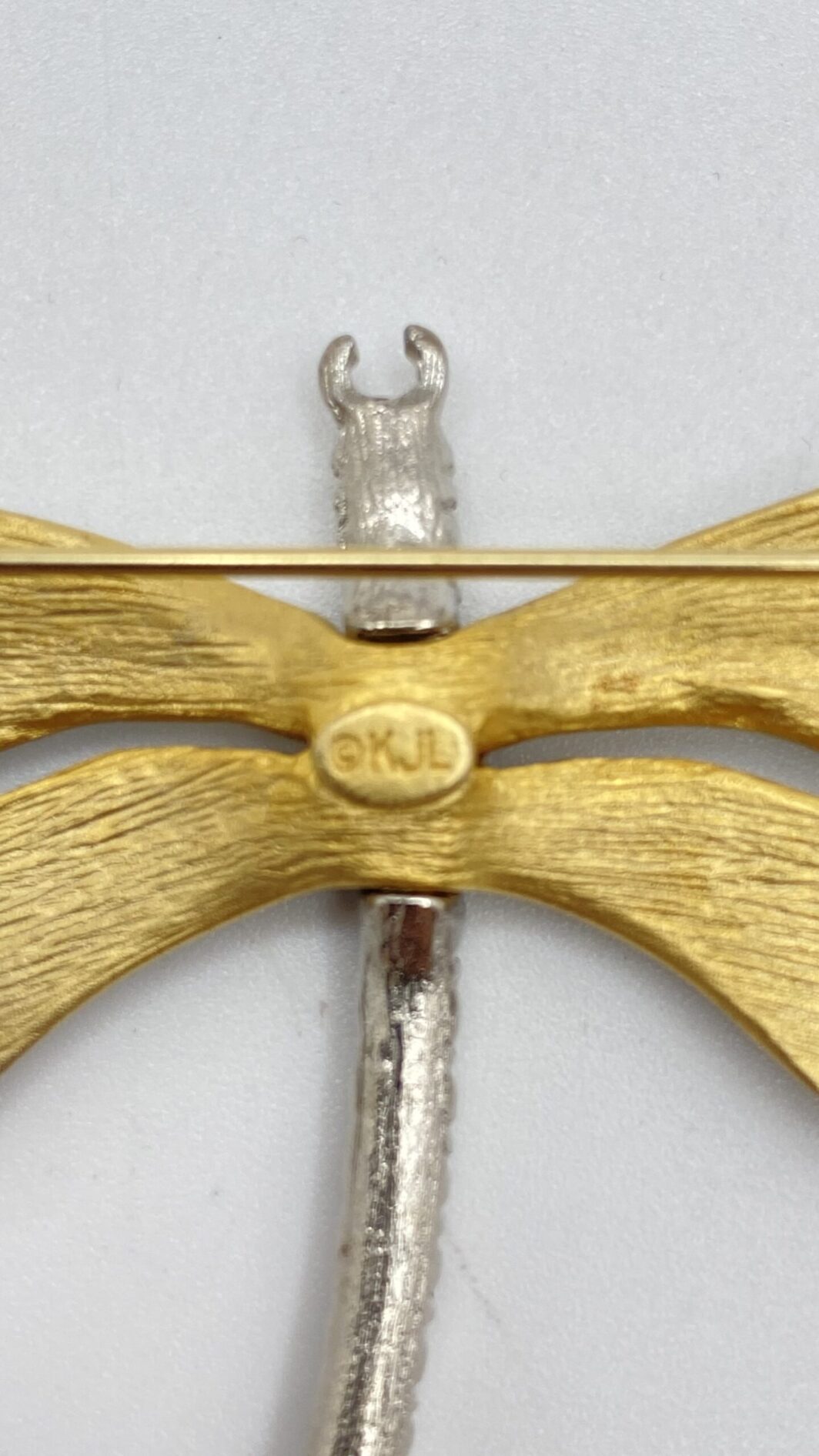SPLENDIDA SPILLA VINTAGE A LIBELLULA FIRMATA KENNETH JAY LANE, CON ALI DORATE E CORPO IN CRISTALLI DIAMOND-LIKE. USA. - immagine 10
