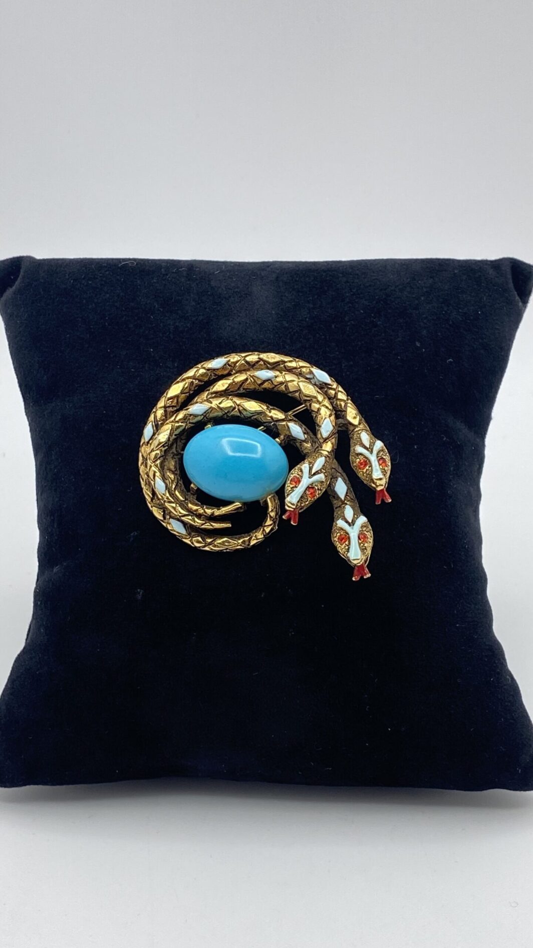 “ART”. STRAORDINARIA SPILLA CON TRE SERPENTI, IN METALLO GOLDTONE, SMALTI E CENTRALE IN PASTA DI VETRO COLOR TURCHESE. BIGIOTTERIA AMERICANA VINTAGE ANNI ‘60. - immagine 2