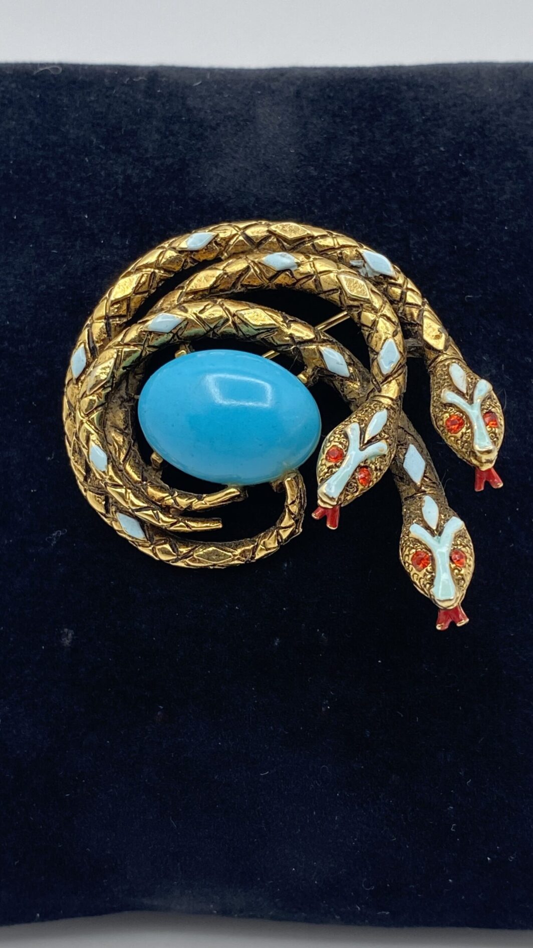 “ART”. STRAORDINARIA SPILLA CON TRE SERPENTI, IN METALLO GOLDTONE, SMALTI E CENTRALE IN PASTA DI VETRO COLOR TURCHESE. BIGIOTTERIA AMERICANA VINTAGE ANNI ‘60. - immagine 4