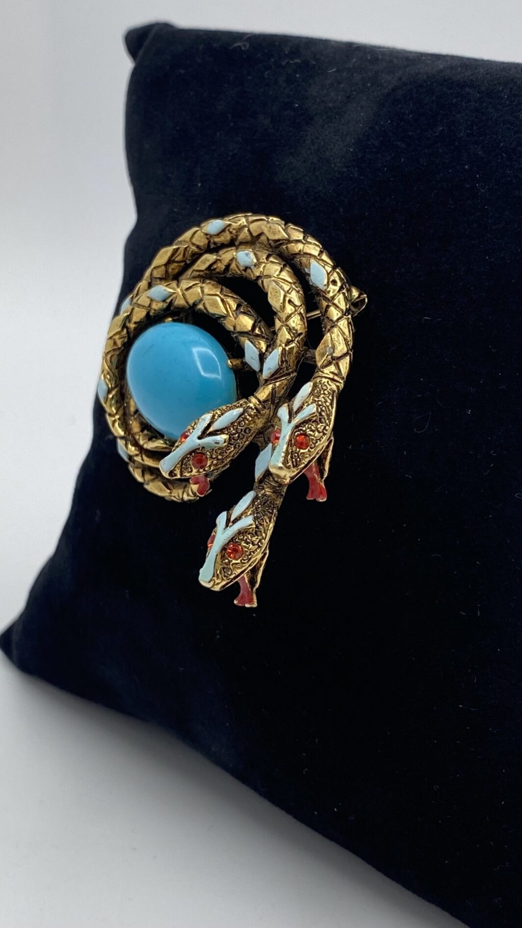 “ART”. STRAORDINARIA SPILLA CON TRE SERPENTI, IN METALLO GOLDTONE, SMALTI E CENTRALE IN PASTA DI VETRO COLOR TURCHESE. BIGIOTTERIA AMERICANA VINTAGE ANNI ‘60. - immagine 5