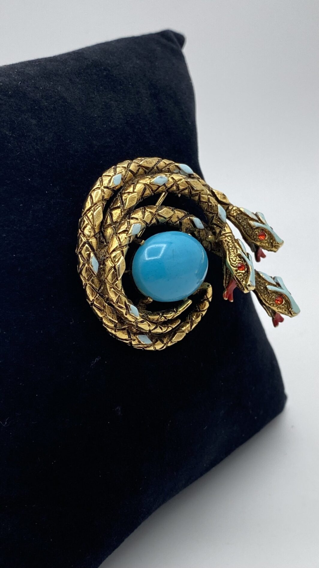 “ART”. STRAORDINARIA SPILLA CON TRE SERPENTI, IN METALLO GOLDTONE, SMALTI E CENTRALE IN PASTA DI VETRO COLOR TURCHESE. BIGIOTTERIA AMERICANA VINTAGE ANNI ‘60. - immagine 6
