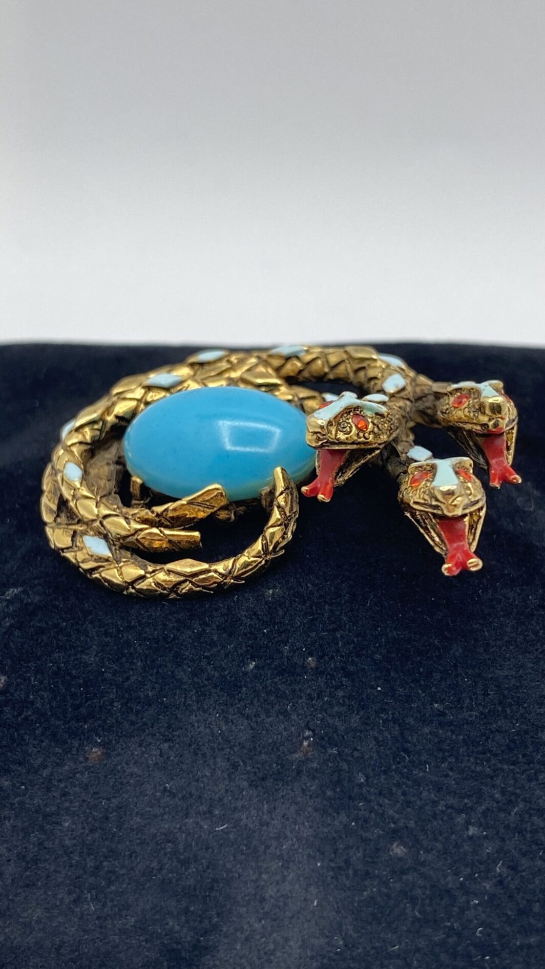 “ART”. STRAORDINARIA SPILLA CON TRE SERPENTI, IN METALLO GOLDTONE, SMALTI E CENTRALE IN PASTA DI VETRO COLOR TURCHESE. BIGIOTTERIA AMERICANA VINTAGE ANNI ‘60. - immagine 7