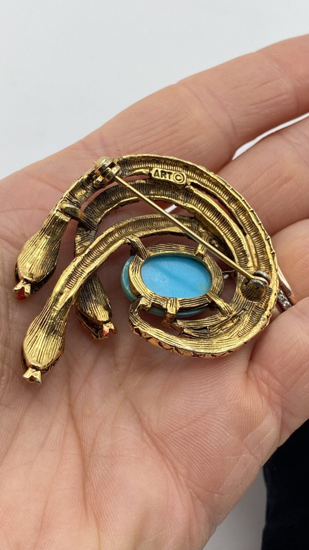 “ART”. STRAORDINARIA SPILLA CON TRE SERPENTI, IN METALLO GOLDTONE, SMALTI E CENTRALE IN PASTA DI VETRO COLOR TURCHESE. BIGIOTTERIA AMERICANA VINTAGE ANNI ‘60. - immagine 9