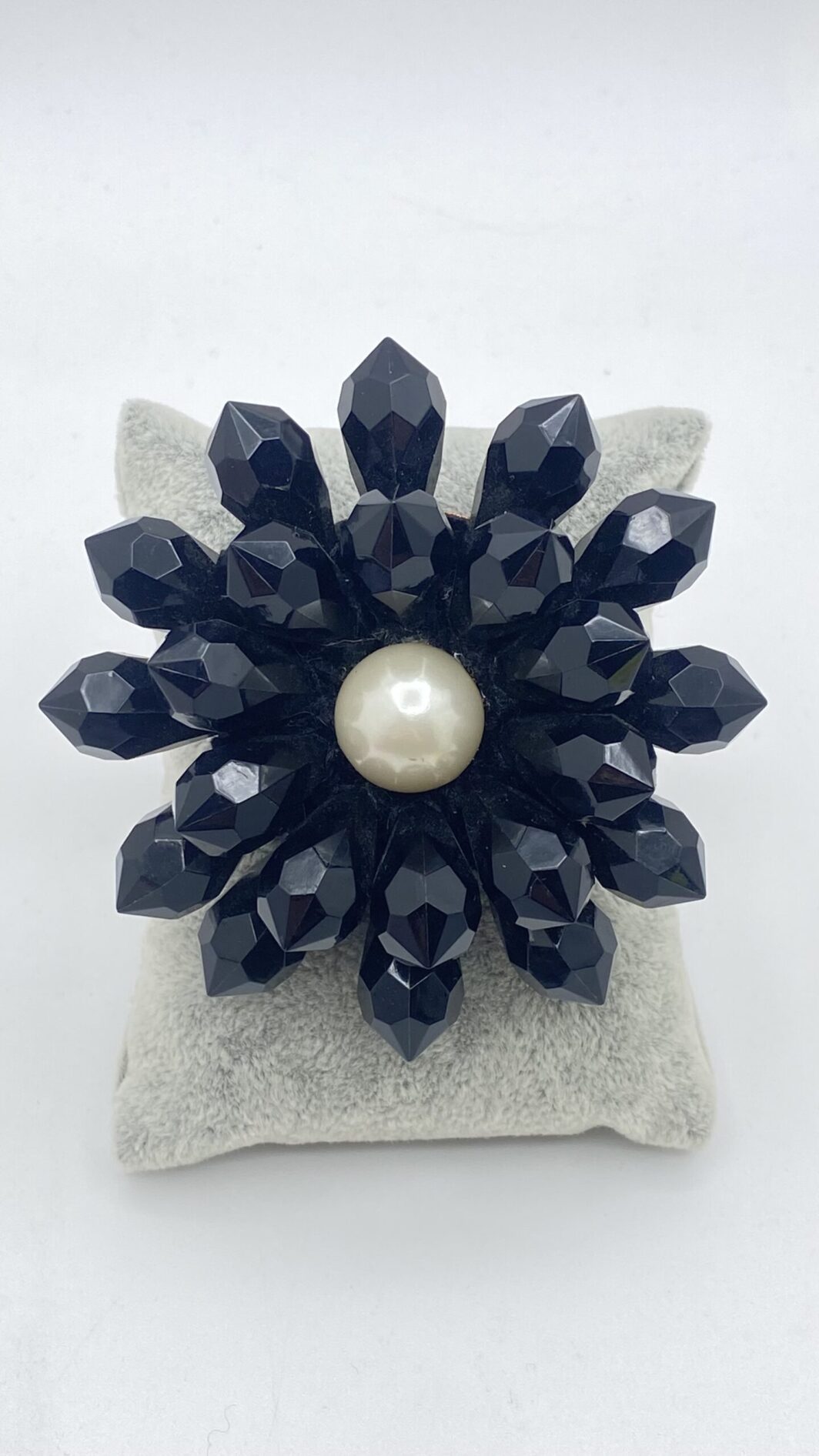 ELEGANZA VITTORIANA: SPILLA FLOREALE IN PASTE DI VETRO E PERLA. BIGIOTTERIA ANNI’30. - immagine 3