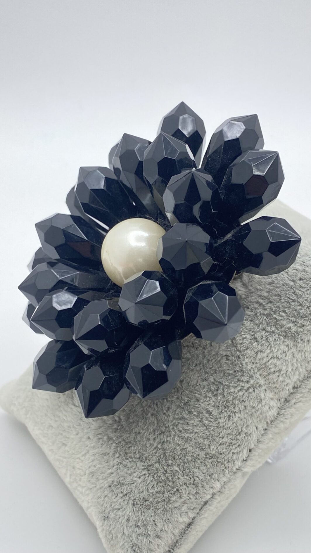 ELEGANZA VITTORIANA: SPILLA FLOREALE IN PASTE DI VETRO E PERLA. BIGIOTTERIA ANNI’30. - immagine 4