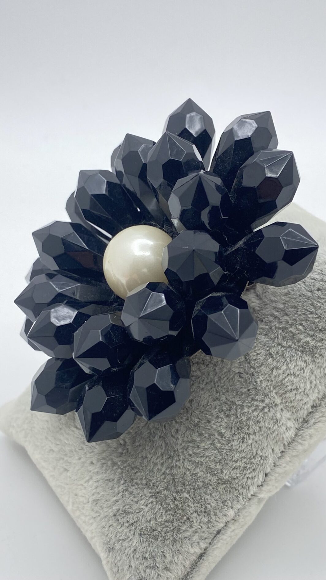 ELEGANZA VITTORIANA: SPILLA FLOREALE IN PASTE DI VETRO E PERLA. BIGIOTTERIA ANNI’30. - immagine 5