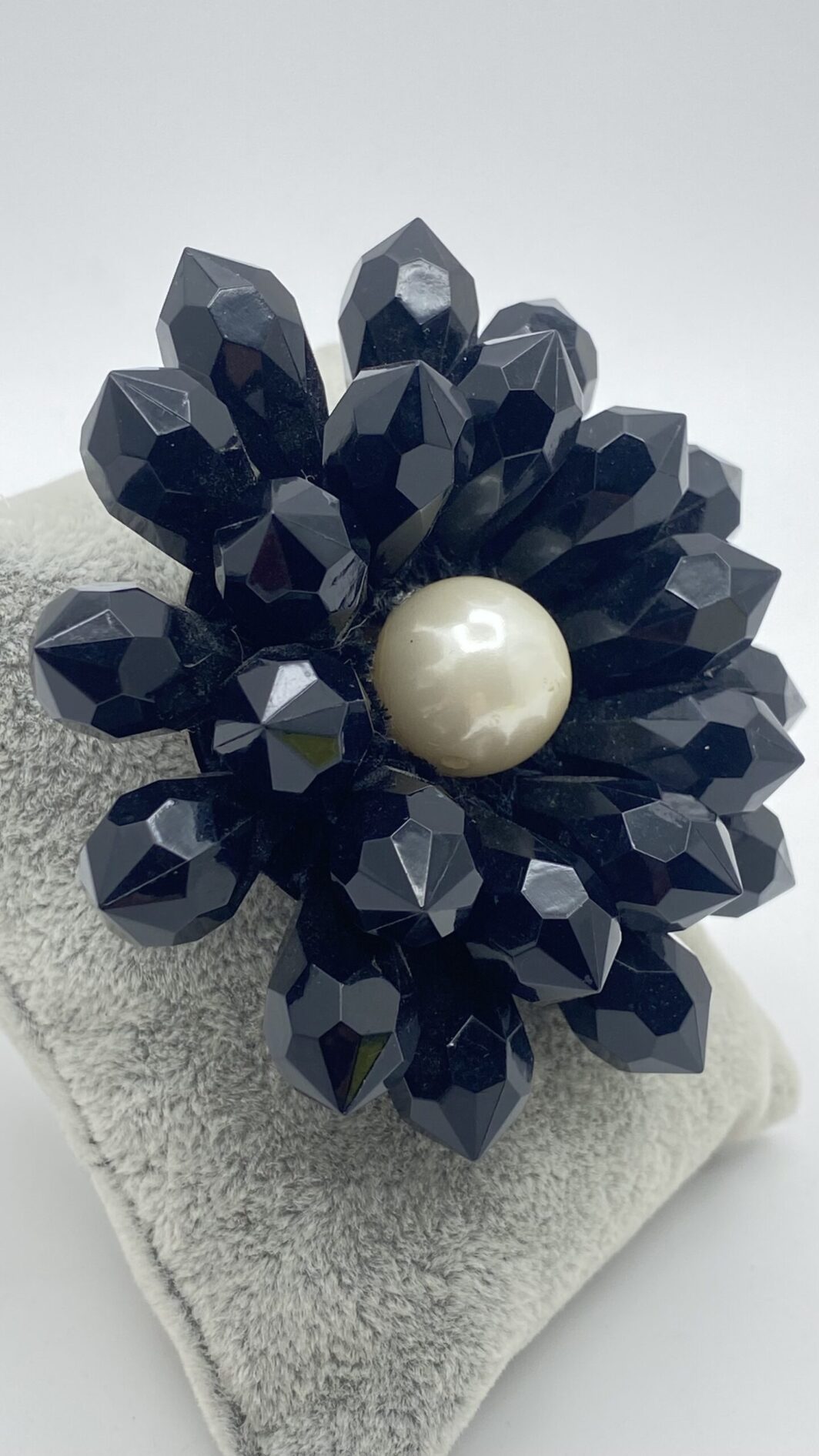 ELEGANZA VITTORIANA: SPILLA FLOREALE IN PASTE DI VETRO E PERLA. BIGIOTTERIA ANNI’30. - immagine 6