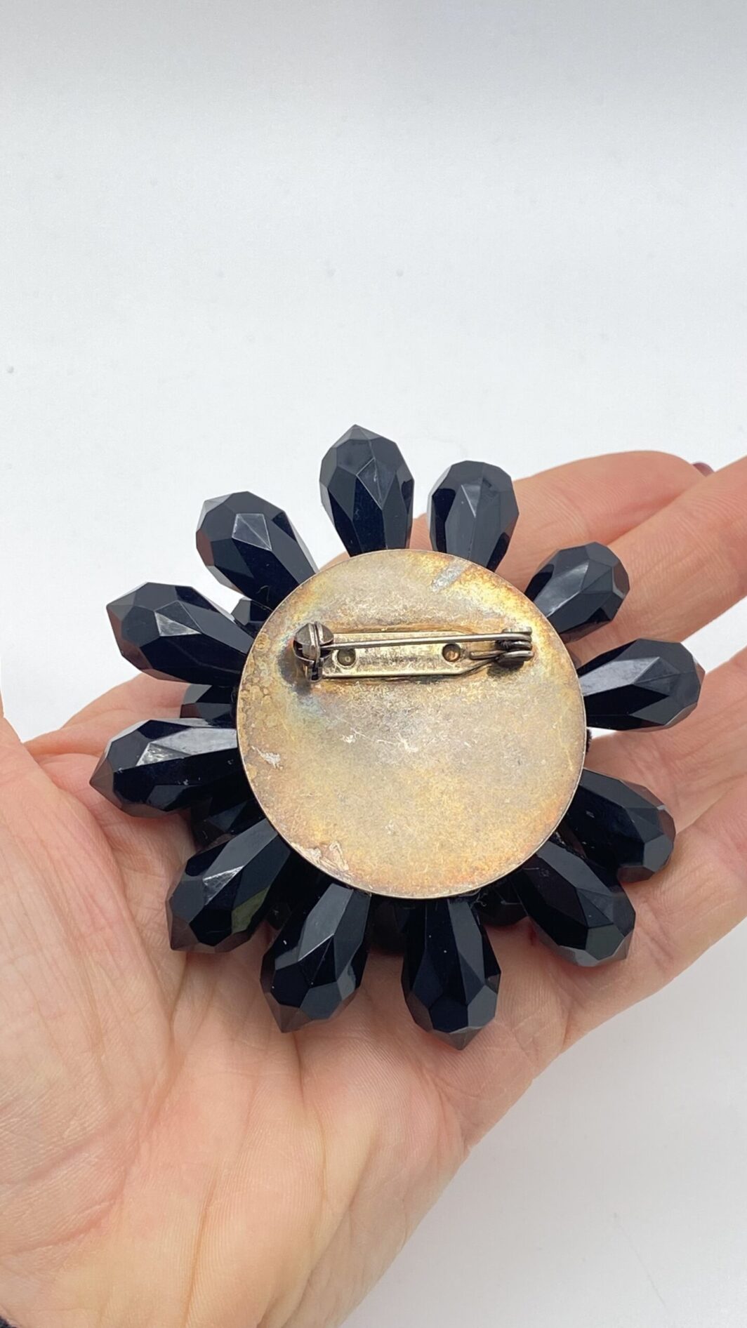 ELEGANZA VITTORIANA: SPILLA FLOREALE IN PASTE DI VETRO E PERLA. BIGIOTTERIA ANNI’30. - immagine 7