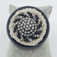 SPILLA VINTAGE ANNI ’40 IN BAKELITE NERA, PERLE E CRISTALLI – ELEGANZA SENZA TEMPO
