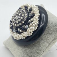 SPILLA VINTAGE ANNI ’40 IN BAKELITE NERA, PERLE E CRISTALLI – ELEGANZA SENZA TEMPO - immagine 7